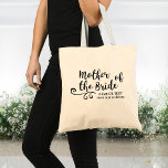 Mutter der Bride Tote Tag | Moderne Schrift Chic Tragetasche<br><div class="desc">Die Mutter der Braut wird diese personalisierte Tasche Liebe! Ein trendiger Script-Schriftart und eine wirl-Verzierung schmücken die Vordertüte und darunter gibt es Platz für zwei Zeilen von individuellem Text - fügen Sie die Mutter der Braut, Ihr Hochzeitstag, Ort, etc. Zeitlos und klassisch, aber elegant und stilvoll. . . perfekt als...</div>