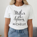 Mutter der Groom Black Script Custom Wedding T-Shirt<br><div class="desc">Stilvolle Mutter des Groom-Shirts in einem schicken,  schwarzen Drehbuch mit individuelle Name-Text - für Ihre fabelhafte Frau,  die Ihren Ehemann zu sein!</div>