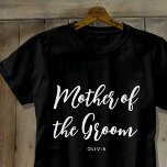 Mutter der Groom Hochzeit Schwarz-weiß T-Shirt<br><div class="desc">Lassen Sie sich von der Mama mit einem einzigartigen T - Shirt verwöhnen! Ein schlichtes und stilvolles Design mit angesagten Schriftzeichen und personalisiert mit dem Namen,  dem Hochzeitstag,  dem Ort oder anderen Texten des Bräutigams. Ein schönes Geschenk für einen Junggeselinnen-Abschied,  Polterabend oder Feiertag Wochenende! Farben: schwarz und weiß.</div>