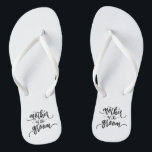 Mutter der Groom Wedding Calligraphy Flip Flops Badesandalen<br><div class="desc">Für weitere Anpassungen klicken Sie bitte auf die Schaltfläche "Anpassen" und verwenden Sie unser Designwerkzeug, um diese Vorlage zu ändern. Wenn die Optionen verfügbar sind, können Sie Text und Bild ändern, indem Sie einfach auf "Text oder Bild hier bearbeiten/entfernen" klicken und Ihre eigenen hinzufügen. Wenn Sie möchten, dass dieses Design...</div>