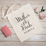 Mutter der Personalisierten Hochzeit der Braut Tragetasche<br><div class="desc">Die Hochzeitsmutter der Bride Tote-Tasche bietet moderne,  schwarz wirbelnde Kalligraphie-Drehbuch mit elegantem Vornamen Text,  den Sie personalisieren können. Sehen Sie sich unsere koordinierenden Brautparty-Designs an!</div>