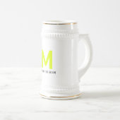 Mutter des Bräutigams, die fluoreszierendes Gelb h Bierglas (VorderseiteRechts)