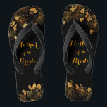 Mutter des Bride Black & Gold Foliage Musters Badesandalen<br><div class="desc">Diese wunderschöne Mutter der Bride Black and Gold Foliage Flip Flops besticht durch eine luxuriöse Schwarz-Gold-Palette mit einem atemberaubenden goldenen Blumenmuster und modernem Typografie-Set vor schwarzem Hintergrund, das Eleganz und Eleganz ausstrahlt. Es ist ein schönes Geschenk für Ihr Brautparty. Anzeigen der Auflistung auf dieser Seite, um passende Elemente zu finden....</div>