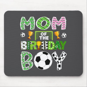 Mutter des Fußball spielenden Geburtstagsjungen am Mousepad