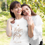 Mutter des Glitzer der Brautkupfer T-Shirt<br><div class="desc">Glam elegante Mutter des Brautpersonals mit einem Kupferbürsten handschriftlich wie Typografie-Drehbuch und einem kleinen Herz.          Einfach mit ihrem Namen zu personalisieren.             Geeignet für moderne,  glamouröse Hochzeitsfeiern.</div>