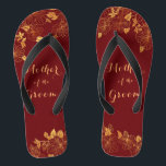 Mutter des Groom Dark Burgundy & Gold Foliage Badesandalen<br><div class="desc">Die Mutter der Groom Dark Burgundy & Gold Foliage Flip Flops haben einen dunkelburgundischen Hintergrund, der mit einem aufwändigen, goldblütengrünen Muster und einer individuell gestaltbaren modernen Typografie geschmückt ist. Die Kombination aus dem reichen Bordeaux und dem schimmernden Gold schaffen eine elegante und luxuriöse Ästhetik. Es ist ein schönes Geschenk für...</div>