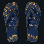 Mutter des Groom Gold Foliage Navy Blue Badesandalen<br><div class="desc">Die Mutter der Groom Gold Foliage Navy Blue Flip Flops haben einen reichen marinen Hintergrund, der mit einem aufwändigen goldenen Blumenmuster und einer anpassbaren modernen Typografie geschmückt ist. Die Kombination aus dunklem Marineblau und schimmerndem Gold schaffen eine elegante und luxuriöse Ästhetik. Es ist ein schönes Geschenk für Ihr Brautparty. Anzeigen...</div>