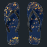 Mutter des Groom Gold Foliage Navy Blue Badesandalen<br><div class="desc">Die Mutter der Groom Gold Foliage Navy Blue Flip Flops haben einen reichen marinen Hintergrund, der mit einem aufwändigen goldenen Blumenmuster und einer anpassbaren modernen Typografie geschmückt ist. Die Kombination aus dunklem Marineblau und schimmerndem Gold schaffen eine elegante und luxuriöse Ästhetik. Es ist ein schönes Geschenk für Ihr Brautparty. Anzeigen...</div>