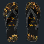Mutter des Groom Luxury Black & Gold Foliage Badesandalen<br><div class="desc">Diese wunderschöne Mutter des Bräutigams Schwarz-Gold-Blätter Flip Flops bietet eine luxuriöse Schwarz-Gold-Palette, mit einem atemberaubenden goldenen Blumenmuster und modernen Typografie-Set vor einem schwarzen Hintergrund, die Eleganz und Eleganz. Es ist ein schönes Geschenk für Ihr Brautparty. Anzeigen der Auflistung auf dieser Seite, um passende Elemente zu finden. Staffel es mit deinen...</div>