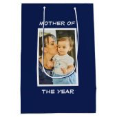 Mutter des Jahres Personalisierte Mama des benutze Mittlere Geschenktüte (Rückseite)