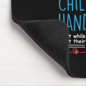 Mütter, die Geschenke halten, halten ihre Kinder i Mousepad (Ecke)