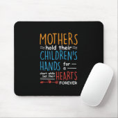 Mütter, die Geschenke halten, halten ihre Kinder i Mousepad (Mit Mouse)