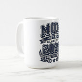 Mutter eines Absolventen 2026 – Stolz auf das Kind Kaffeetasse (Vorderseite Links)
