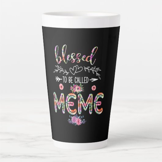 Mutter gesegnet, als Mama und Meme-Blume bezeichne Milchtasse (Vorderseite)