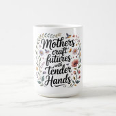 Mütter gestalten Zukunft mit zarten Händen Kaffeetasse (Mittel)