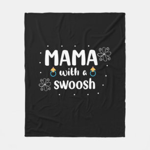 Mutter gibt Mama mit Swoosh ein Geschenk Fleecedecke