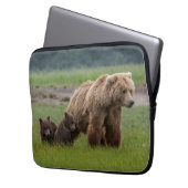 Mutter Grizzly Bär mit Twin Cubs Laptopschutzhülle (Vorderseite Links)