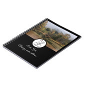 Mutter Hen Nesting auf einem Monogramm-Ei-Foto Notizblock (Linke Seite)