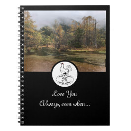 Mutter Hen Nesting auf einem Monogramm-Ei-Foto Notizblock