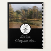 Mutter Hen Nesting auf einem Monogramm-Ei-Foto Planer (Rückseite)