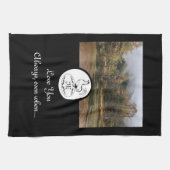 Mutter Hen Nesting w Monogram Egal Foto Geschirrtuch (Horizontal)