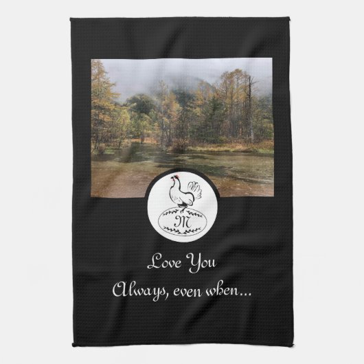 Mutter Hen Nesting w Monogram Egal Foto Geschirrtuch (Vertikal)