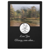 Mutter Hen Nesting w Monogram Egal Foto Klemmbrett (Rückseite)