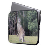 Mutter Kangaroo mit Baby Joey in ihrem Beutel Laptopschutzhülle (Vorderseite Links)