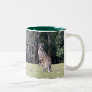 Mutter Kangaroo mit Baby Joey in ihrem Beutel Zweifarbige Tasse