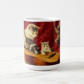 Mutter Katze und Kätzchen spielen mit Gitarre Kaffeetasse (Mittel)