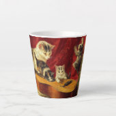 Mutter Katze und Kätzchen spielen mit Gitarre Milchtasse (Vorderseite)