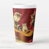 Mutter Katze und Kätzchen spielen mit Gitarre Milchtasse (Vorderseite)
