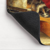 Mutter Katze und Kätzchen spielen mit Gitarre Mousepad (Ecke)