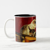 Mutter Katze und Kätzchen spielen mit Gitarre Zweifarbige Tasse (Links)