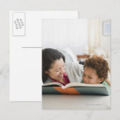 Mutter mit gemischtem Rennen liest Buch an Sohn Postkarte (Vorne/Hinten)