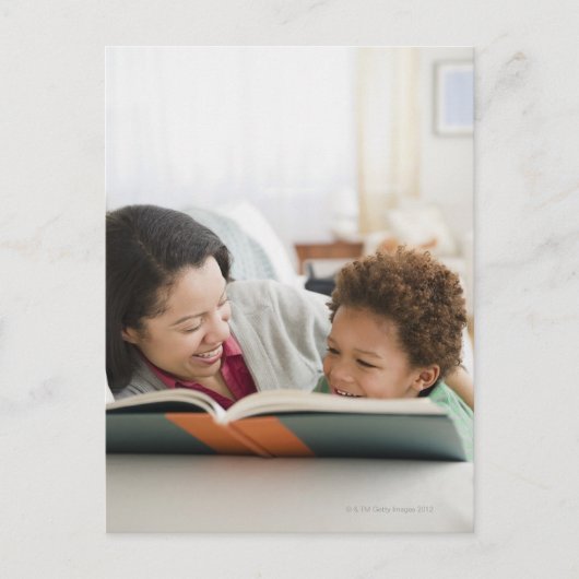 Mutter mit gemischtem Rennen liest Buch an Sohn Postkarte (Vorderseite)