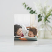 Mutter mit gemischtem Rennen liest Buch an Sohn Postkarte (Stehend Vorderseite)