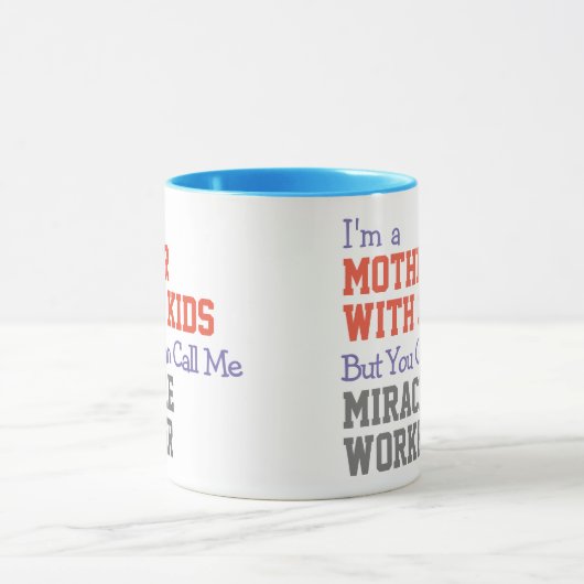 Mutter mit Kindern, die die Tasse der Arbeitskräft (Zentrum)