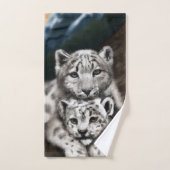 Mutter Schneeleopard und Cub in den Bergen Badhandtuch Set (Handtuch)