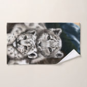 Mutter Schneeleopard und Cub in den Bergen Badhandtuch Set (Handtuch)