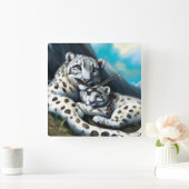 Mutter Schneeleopard und Cub in den Bergen Quadratische Wanduhr (Zuhause)