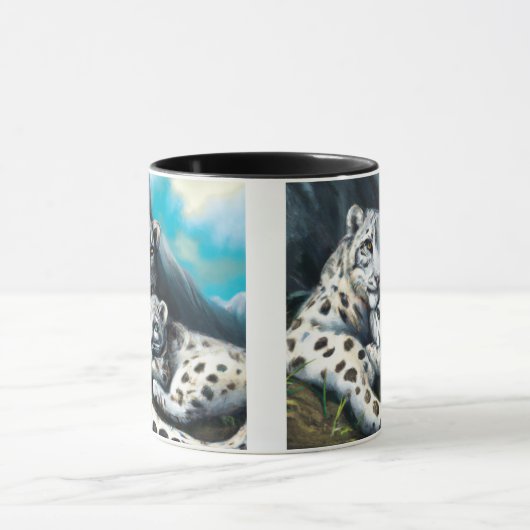 Mutter Schneeleopard und Cub in den Bergen Tasse (Zentrum)
