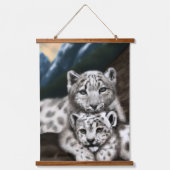 Mutter Schneeleopard und Cub in den Bergen Wandteppich Mit Holzrahmen (Vorderseite)