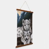 Mutter Schneeleopard und Cub in den Bergen Wandteppich Mit Holzrahmen (Gewinkelt)