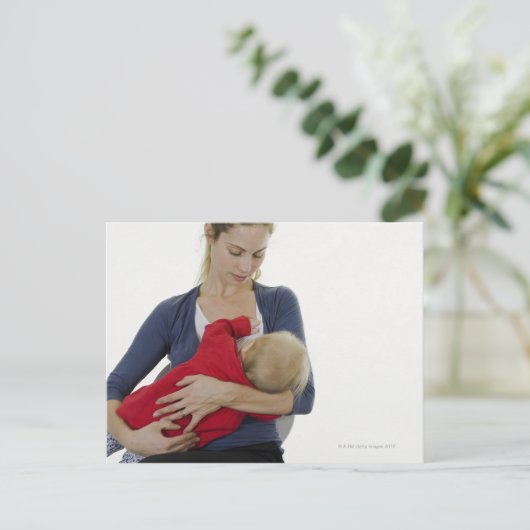Mutter stillen ihr Baby. Postkarte (Stehend Vorderseite)