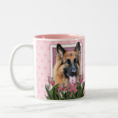 Mutter-Tag - rosa Tulpen - Schäferhund-Möglichkeit Zweifarbige Tasse (Links)