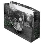 Mutter Töchter 1890 Heirloom Gartengarten Große Geschenktüte (Rückseite Schrägansicht)