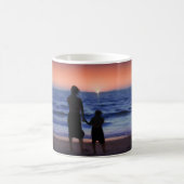 Mutter & Tochter Spaziergang am Strand (Muttertag) Kaffeetasse (Mittel)