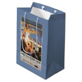 Mutter u. Sohn auf Strand-Eisenbahn-Plakat Mittlere Geschenktüte (Rückseite Schrägansicht)