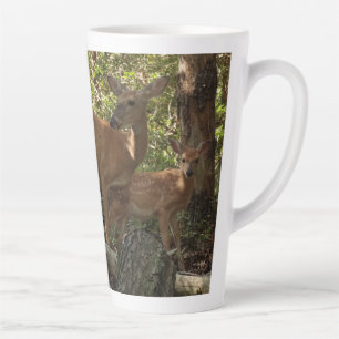 Mutter und Baby Deer im Shenandoah-Nationalpark Milchtasse